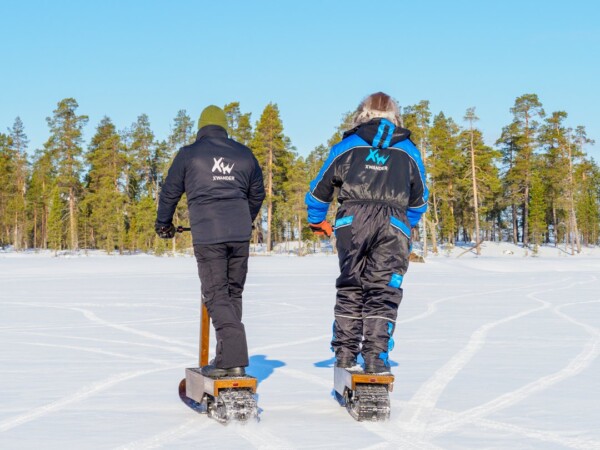 Sähkölumiskootteriajo Inarijärvellä