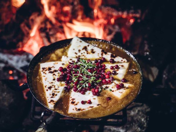 Cours culinaire sur un feu ouvert